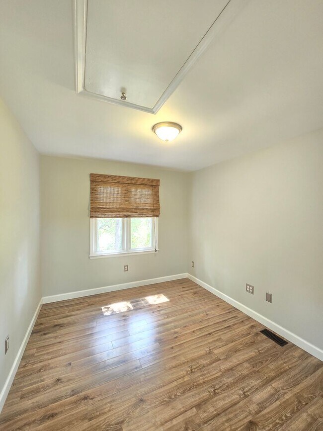 Building Photo - Located in desirable College Acres/Hillsdale area of Wilmington