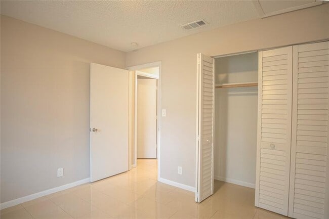 Building Photo - 416 Lakeside Dr