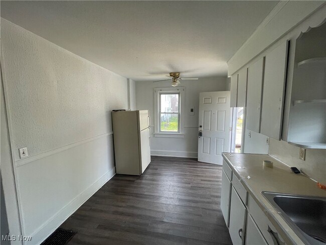 Building Photo - 301 Roslyn Ave NW