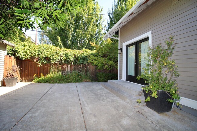 Building Photo - Beautifully Updated 5 Bedroom/3.5 Bath Irvington Craftsman Bungalow!