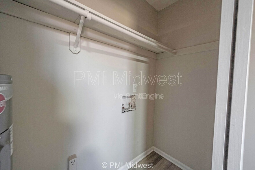 Building Photo - 570 US-52