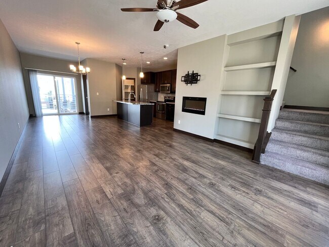 Building Photo - 3 Bed/2.5 Bath Townhome in Downtown Sioux Falls!!