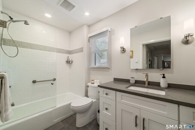 Building Photo - 595 Heritage Vlg