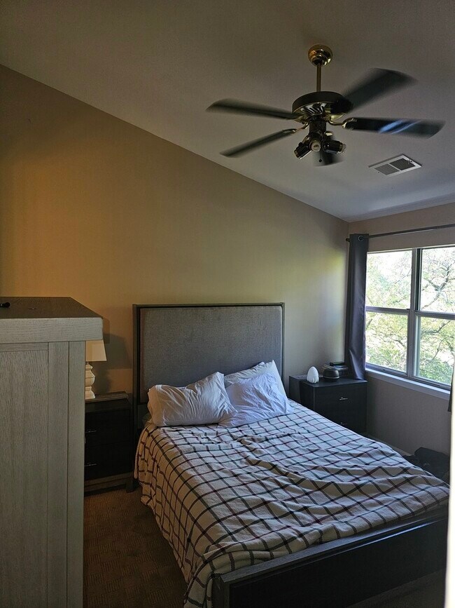 Building Photo - 1053 Rockport Dr