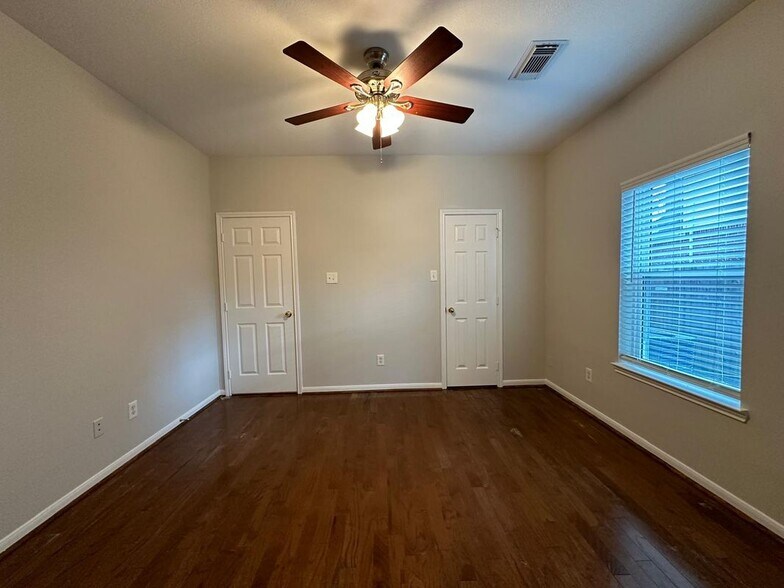 Building Photo - 9210 Memorial Grove Dr