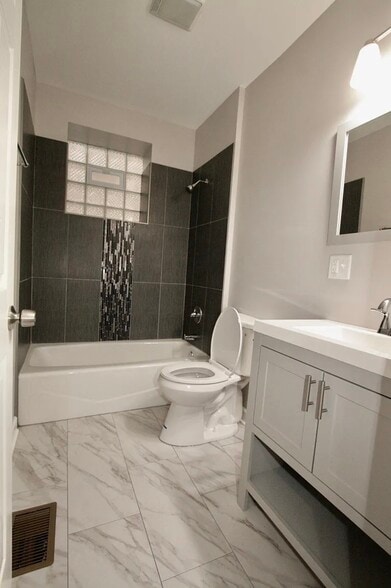 Building Photo - 1406 E 69th Pl