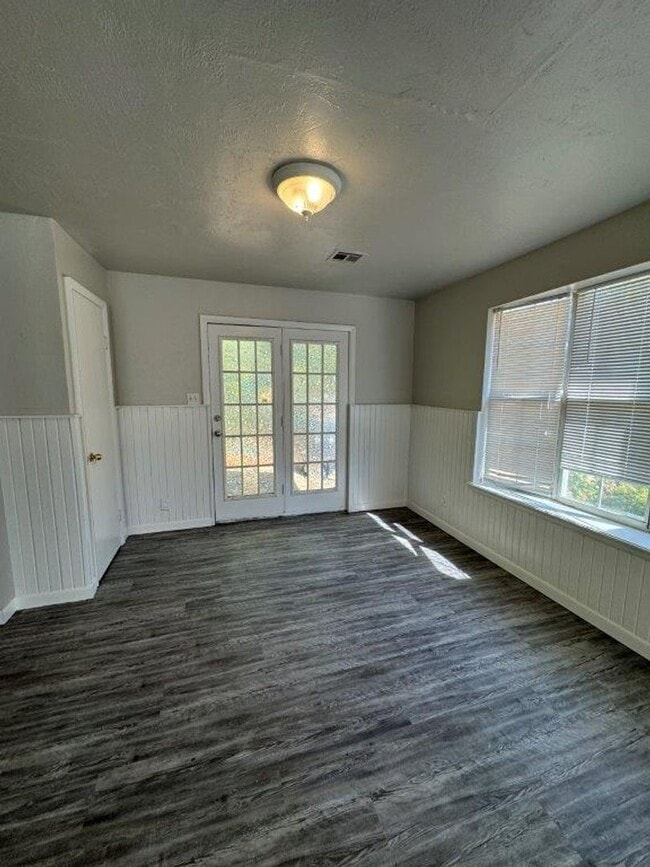 Building Photo - 2 bed 1 bath in Chickasha updates throughout!  250 off your move in by Jan 1st!