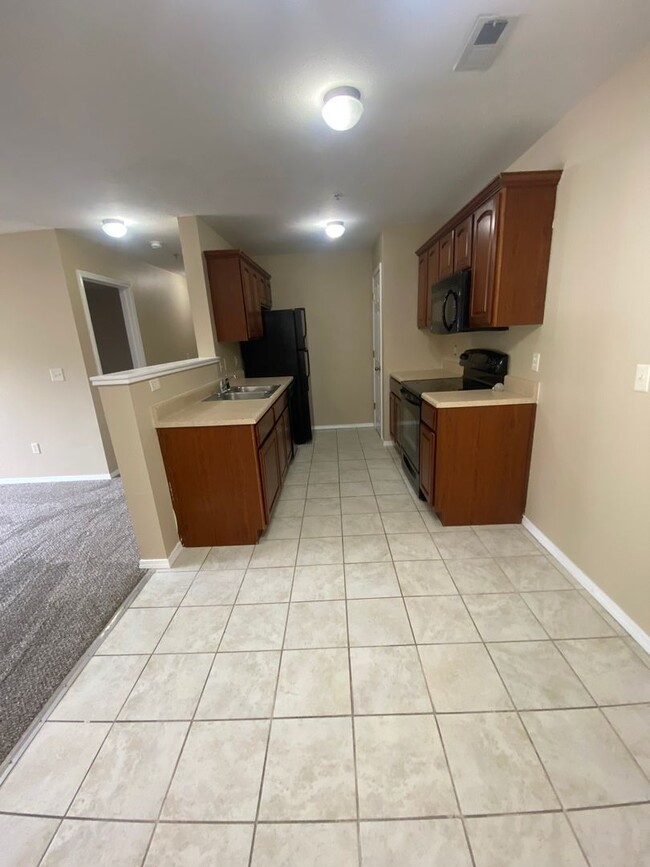 Building Photo - 2 bedroom 2 bath apartment at Clifton Heig...