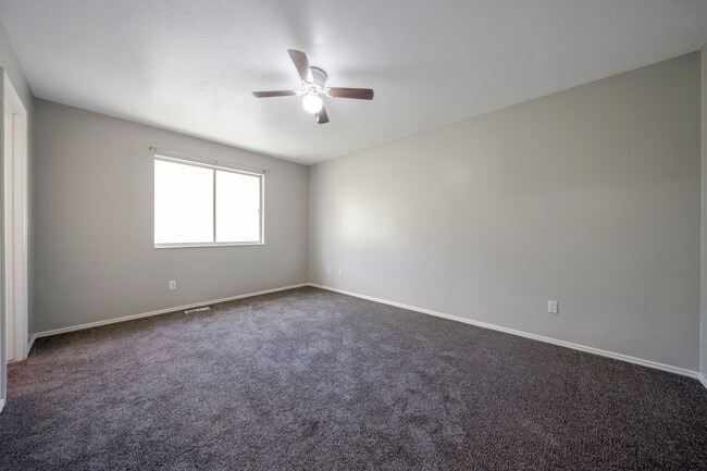 Building Photo - Spacious Sandy Rambler w 2 car attached