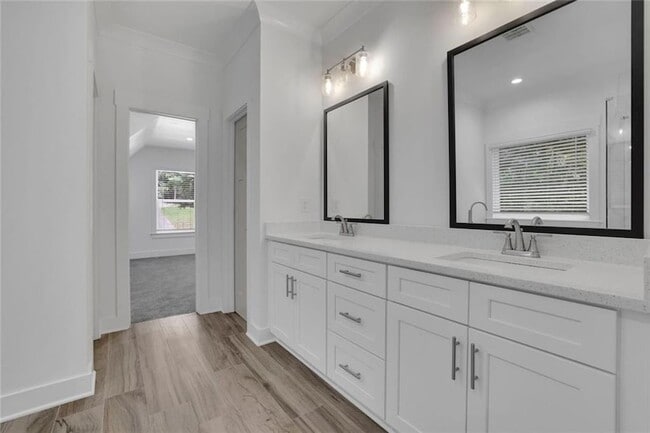 Building Photo - 6181 Shoreland Cir