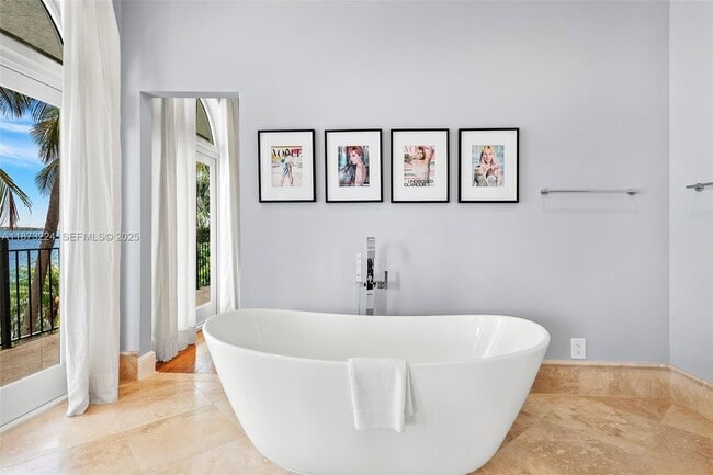 Building Photo - 814 W Dilido Dr