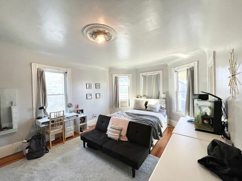 Building Photo - 10 Sachem St