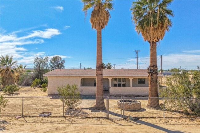 Building Photo - 2 Bedroom Home on 1.8 Acre Lot