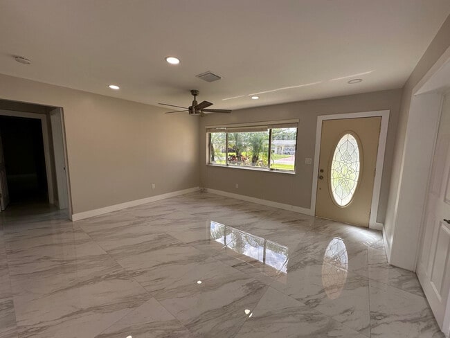 Building Photo - 765 E Dayton Cir