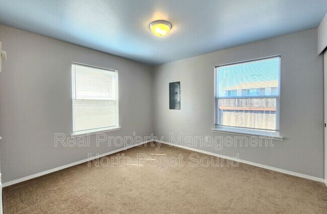 Building Photo - 112 N Gifford Ave