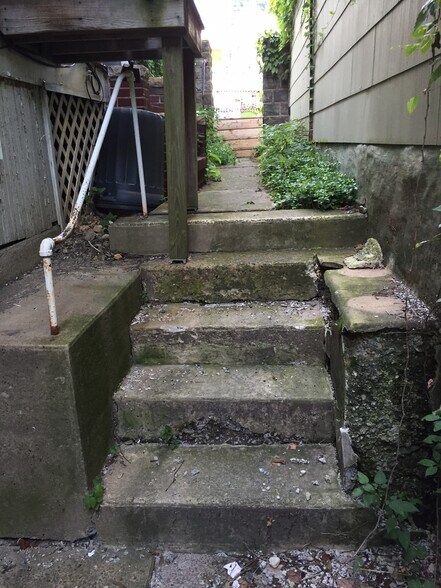 Building Photo - 914 w walnut st