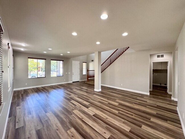 Building Photo - Oversized 5 bedroom Copper Canyon Murrieta...