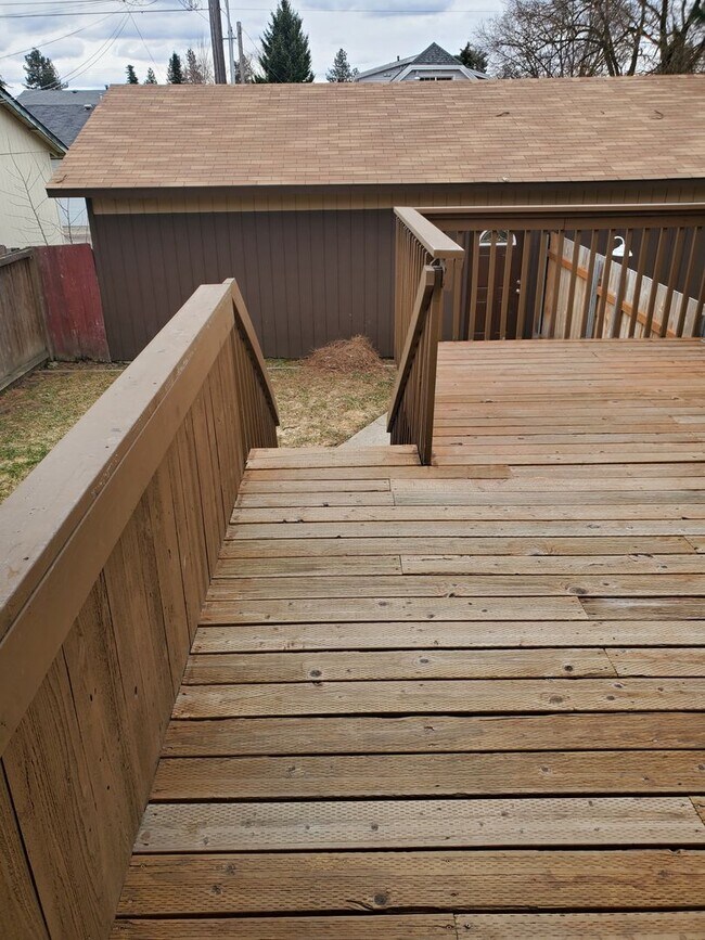 Building Photo - Darling updated duplex