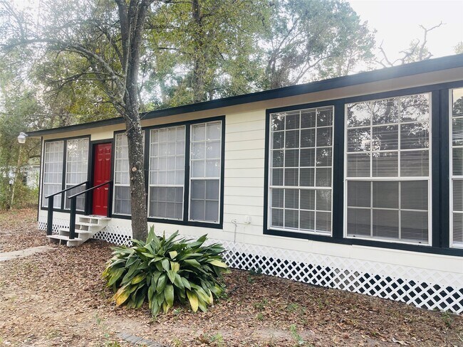 Building Photo - 16643 Lake Cir