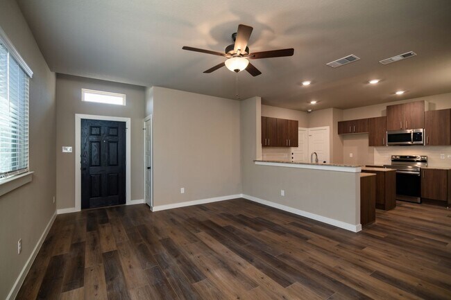 Building Photo - GORGEOUS 3 BEDROOM DUPLEX LOCATED IN MIDLO...