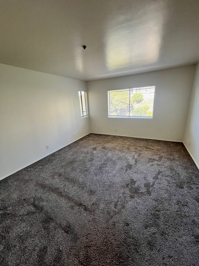 Building Photo - Move-In Ready 2-Bed Condo with Upgrades & ...