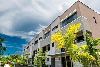 Building Photo - 825 NE 17th Ter