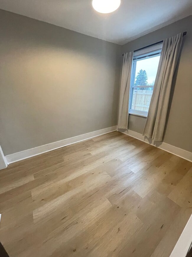 Building Photo - AVAILABLE NOW! - 2 Bed, 1 Bath Home In Superior!