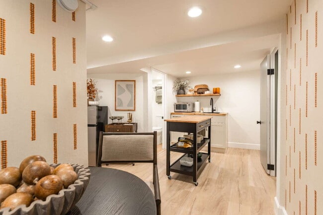 Building Photo - 300 N Inca St