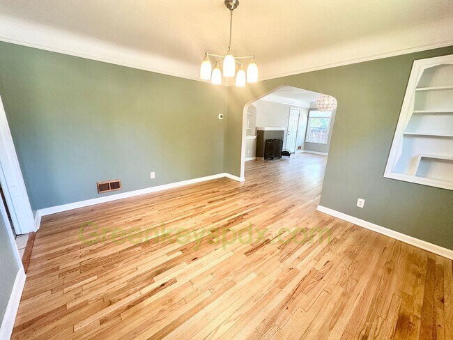 Building Photo - Huge 4 Bedroom 2 Bath House across from Rose City Golf Course