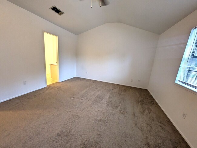 Building Photo - Townhome in the Heart of Beaumont!