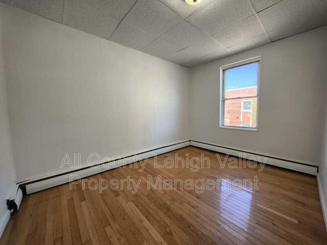 Building Photo - 546 Thomas St