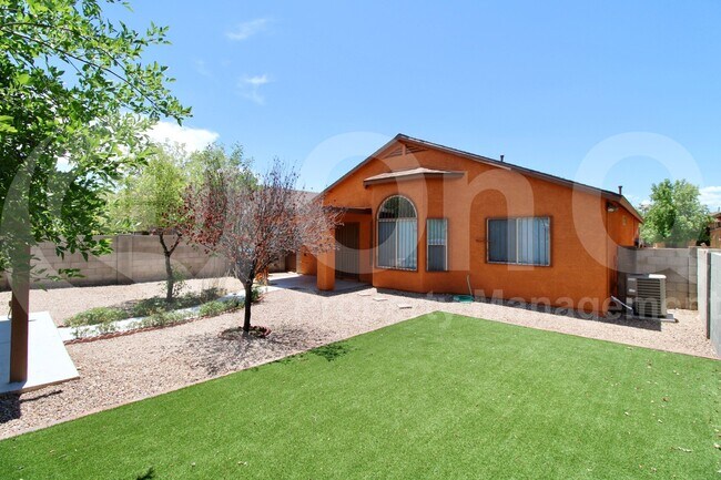 Building Photo - 2353 E Calle Sierra Del Manantial