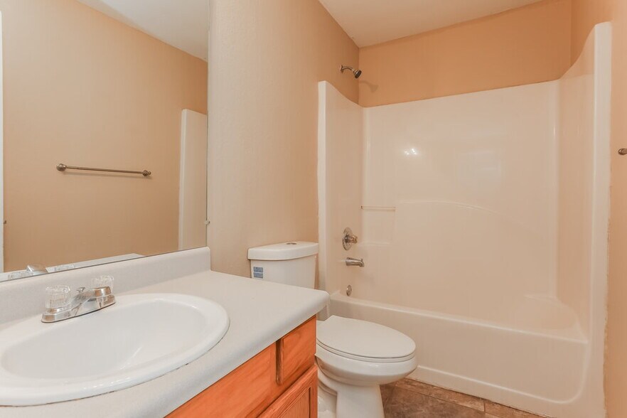 Building Photo - 25 Lakeridge Ct