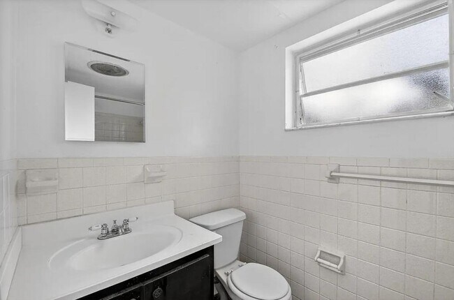 Building Photo - 1406 Barton Rd