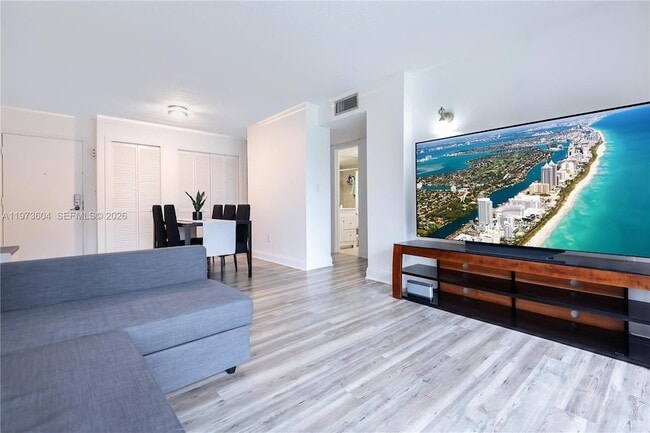 Building Photo - 8889 Fontainebleau Blvd