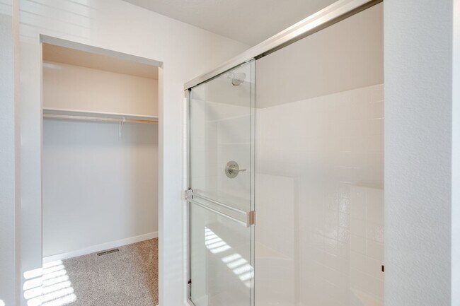Building Photo - Modern Townhome ready for you today!