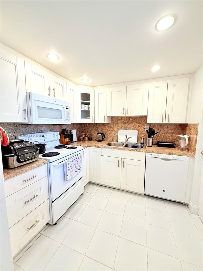 Building Photo - 4141 Nautilus Dr