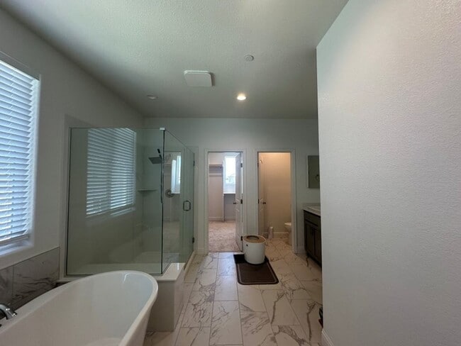 Building Photo - Spacious 4-Bedroom, 3-Bath Home in Southea...