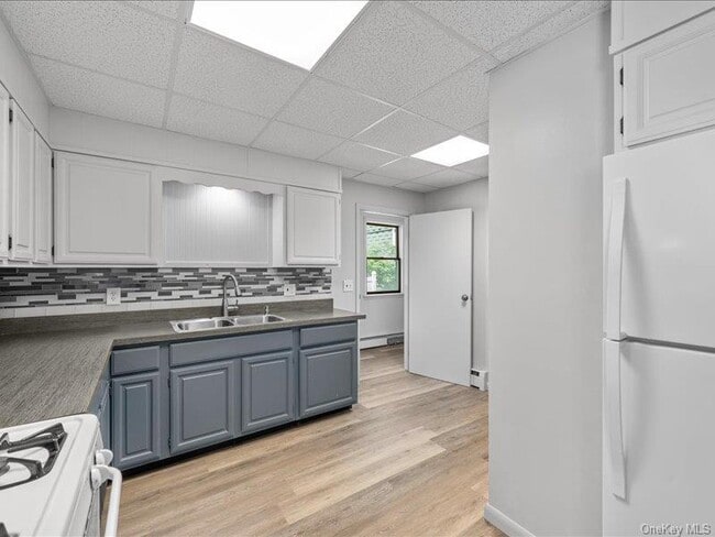 Building Photo - 28 Van Buren St