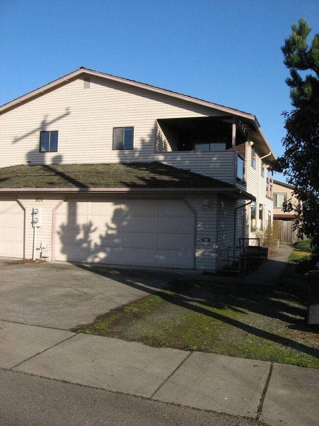 Building Photo - 824 SE Jensen St