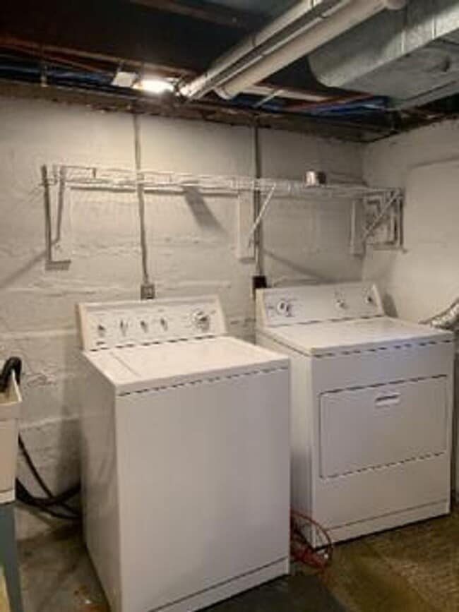 Building Photo - AVAILABLE AUGUST -  3 BED 2 BATH