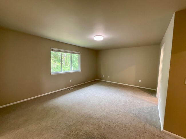 Building Photo - Beautiful and Modern 4-Bedroom Home with S...