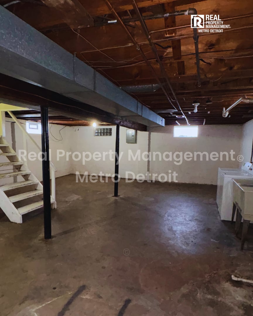 Building Photo - 823 E Second St