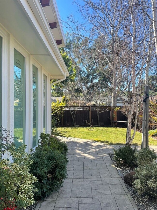 Building Photo - Serene, Executive 5 Bedroom 3 Bath Home with Private Front yard and Backyard - Palo Alto
