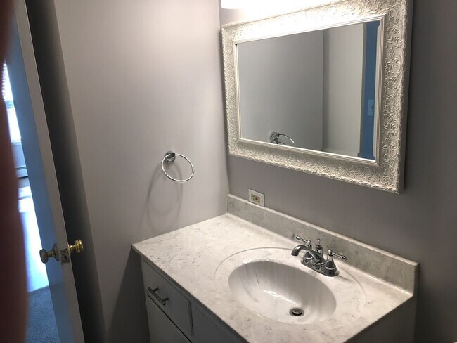 Building Photo - Amazing 2 Bed/1 Bath apartment in the heart of Allendale!