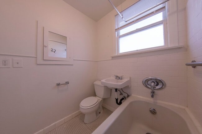 Building Photo - 2 BR/ 1BA unit in Hilcrest - Charming Upstairs Apt, A/C & Heat, tons of windows, updated Kit, ori...