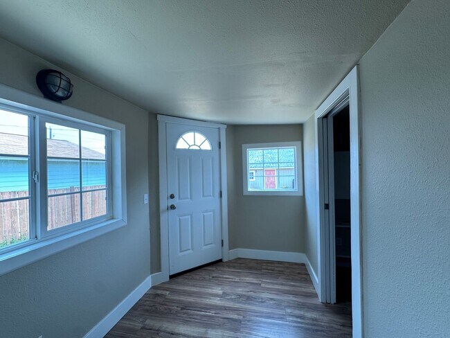 Building Photo - Very Nice 2 bedroom Point Defiance Cottage!