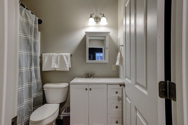 Building Photo - Fully Furnished Two Bedroom Apartment in t...