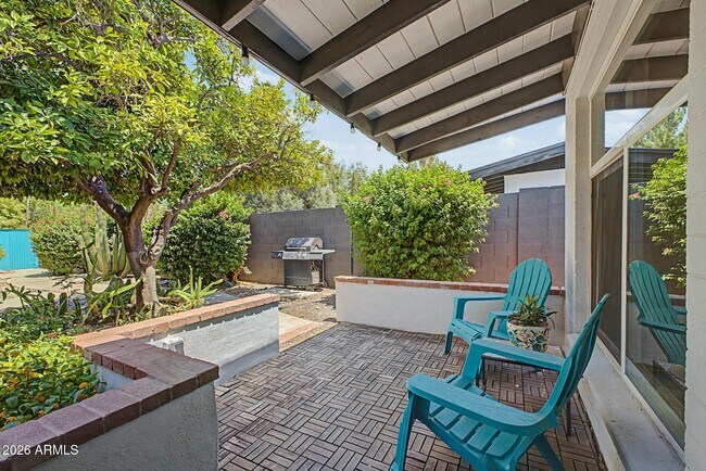 Building Photo - 2727 E Montecito Ave