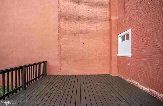 Building Photo - 303 W Washington St